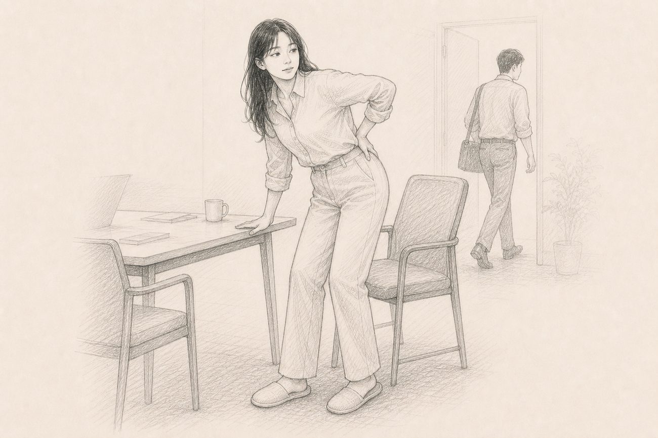 앉았다 일어날 때 허리가 아픈 이유 — 의자에서 일어나는 그 한 박자가 왜 무거워졌을까
